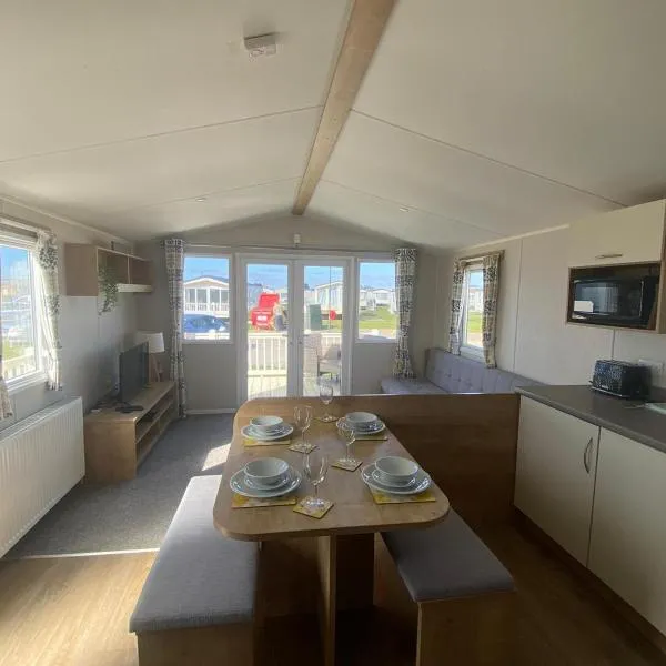 Cosy holiday home at Romney Sands, hotelli kohteessa New Romney