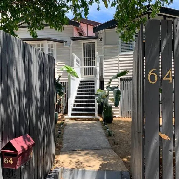 Charming 1920's 4Br freestanding Plantation Qldr., khách sạn ở Brisbane