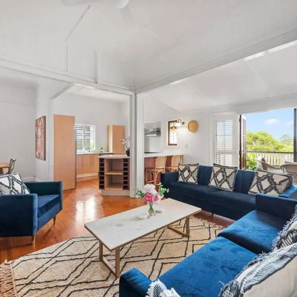 Charming 5BR Family Home w/Pool 10min from Airport, hotel v destinaci Brisbane