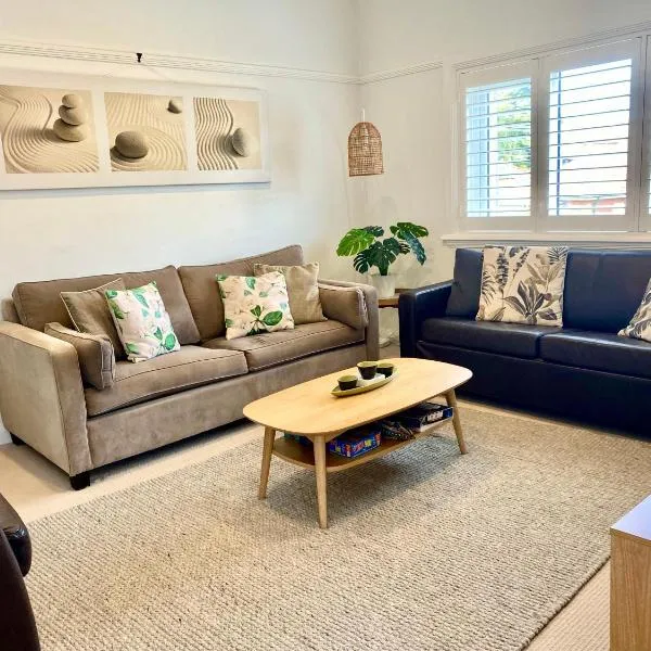 Manly Beach Retreat with free onsite parking, hotel in Sydney