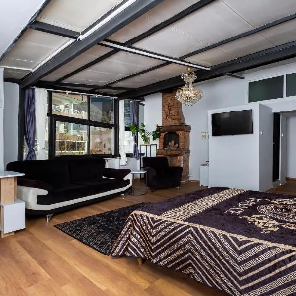 8 Rooms House, hotel i Balcova