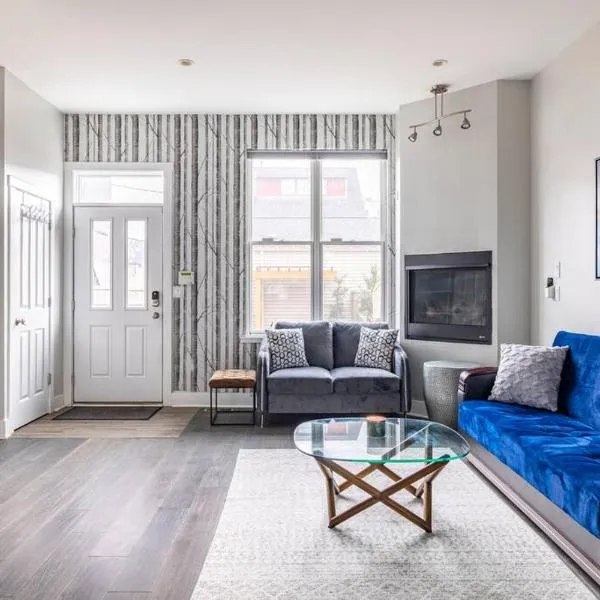 Family-Friendly 4BR Retreat Sleeps 12, Private Yard, Garage, Close to Stadiums, Casino & Downtown，位于匹兹堡的酒店