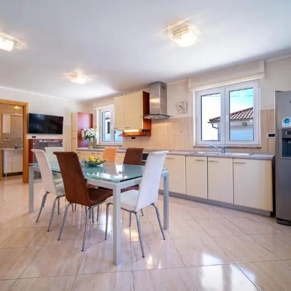 Grubelic House, hotel v Rabu