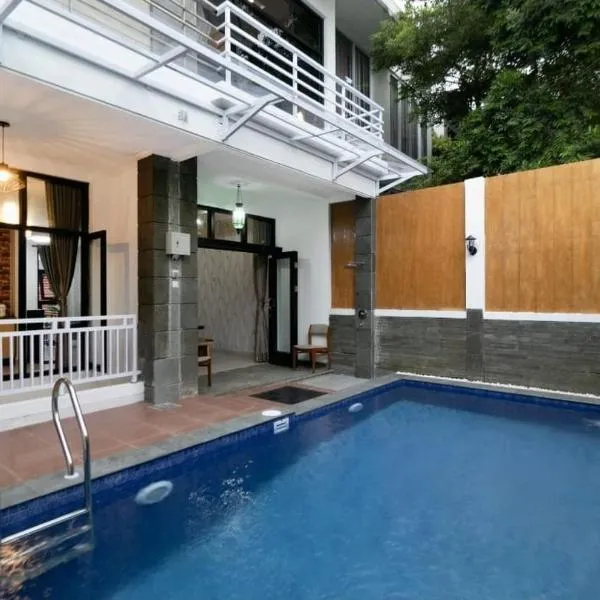 Vila Keluarga Syariah Mawar 82, Dago Resort 4BR dengan Privat Pool BBQ dan Rooftop, ξενοδοχείο στο Μπαντούνγκ
