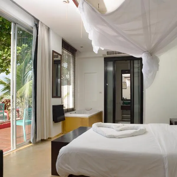 Mandalai Hotel: Chaloklum şehrinde bir otel