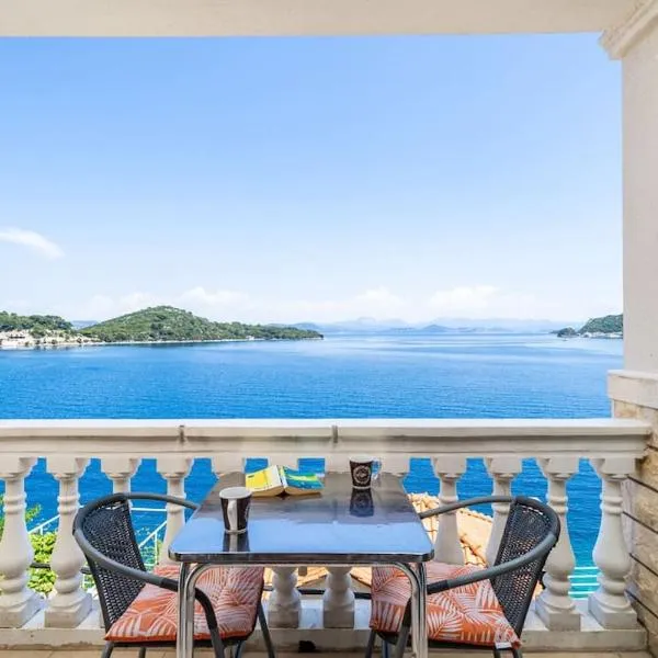 By the sea, hotel in Sobra