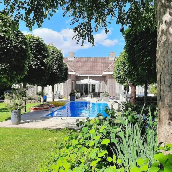 luxe villa met privé zwembad en jacuzzi, hôtel à Zeewolde