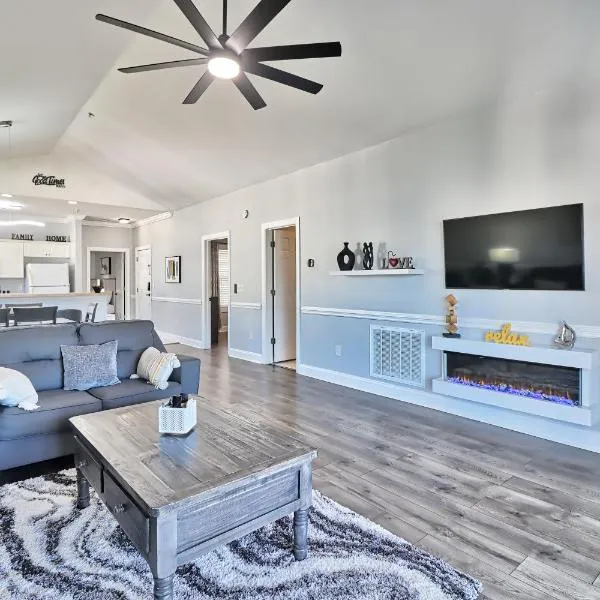 Pet-Friendly - Luxe 3BR Golf Villa - 5 Mins to Beach - Sleeps 8, hotel v destinaci Myrtle Beach