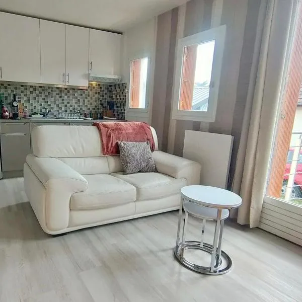 Maison avec sous sol indépendant et parking à 2km de Versailles, hotel en Buc