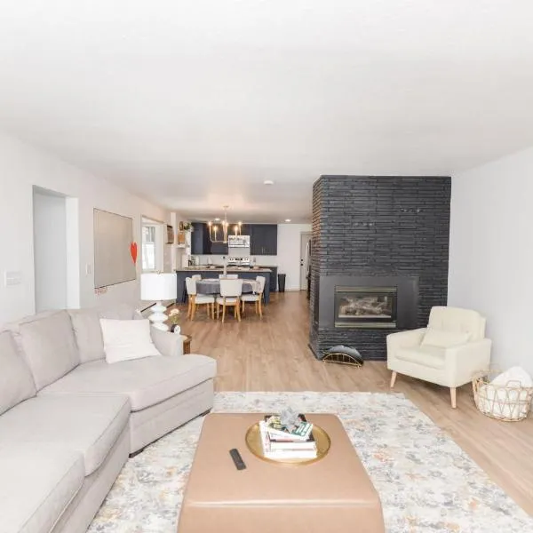 NEW Remodeled Townhome in Central Fargo, hotel a Fargo