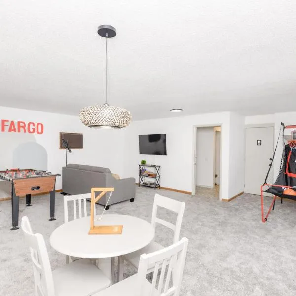 NEW Remodeled Townhome Close to Downtown, hotel in Fargo