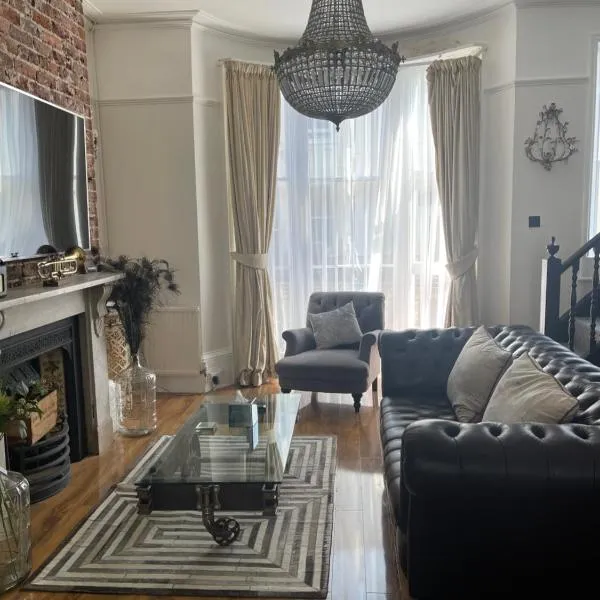 Beautiful Seaview 2 Bedroom Apartment, Hotel in Brighton & Hove
