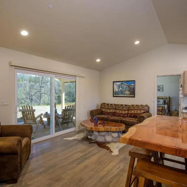 Bear Paw Cabin new construction near Yosemite, ξενοδοχείο σε Μαριπόζα