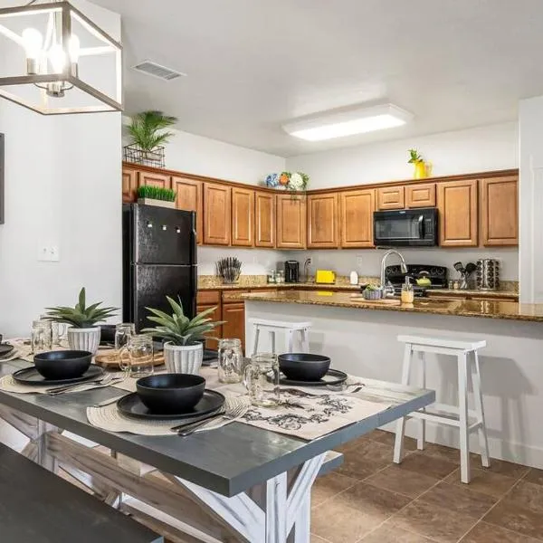 Bee Chic in SoJo w/hot tub+gym+local ski slopes, ξενοδοχείο σε South Jordan