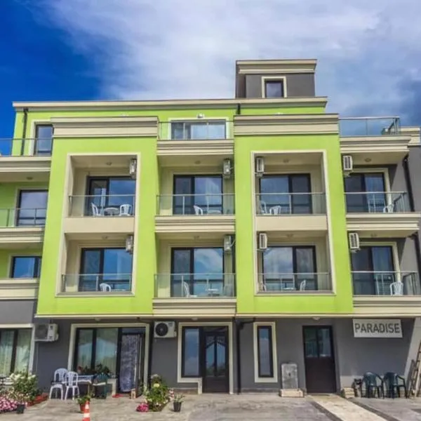 Хотел Paradise، فندق في تساريفو