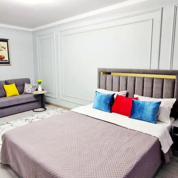 НОВАЯ - 1 комнатная квартира!, hotel in Taraz