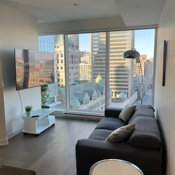 Beautiful one bedroom downtown Condo with pool and free parking, hotel in Montréal