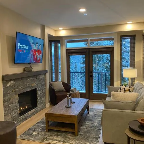 Cozy Modern Ski-in & Ski-out, Hot Tub, Townhouse、サンピークスのホテル