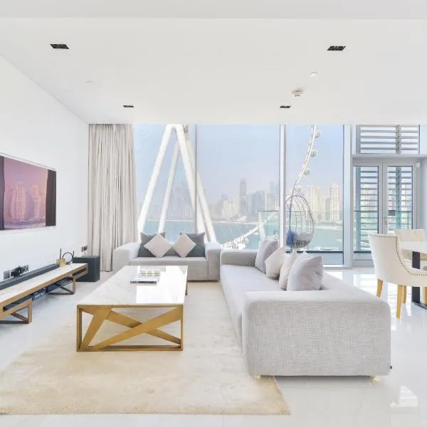 Spectacular 3 BR condo with maids room facing the Dubai Eye，杜拜的飯店