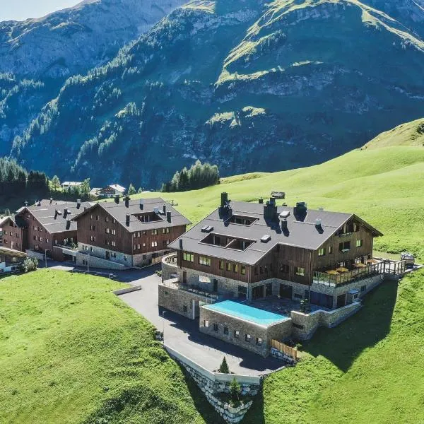 AlpenParks Hotel & Apartment Arlberg Warth mit Pool, hotel i Warth am Arlberg