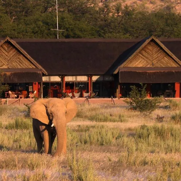 Hobatere lodge, hotel in Otjovasandu