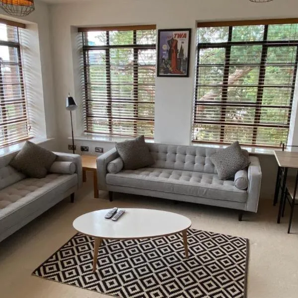 The Aviator Apartment - Farnborough - Allocated Parking, WI-FI & Self Check-in, Hotel in Farnborough