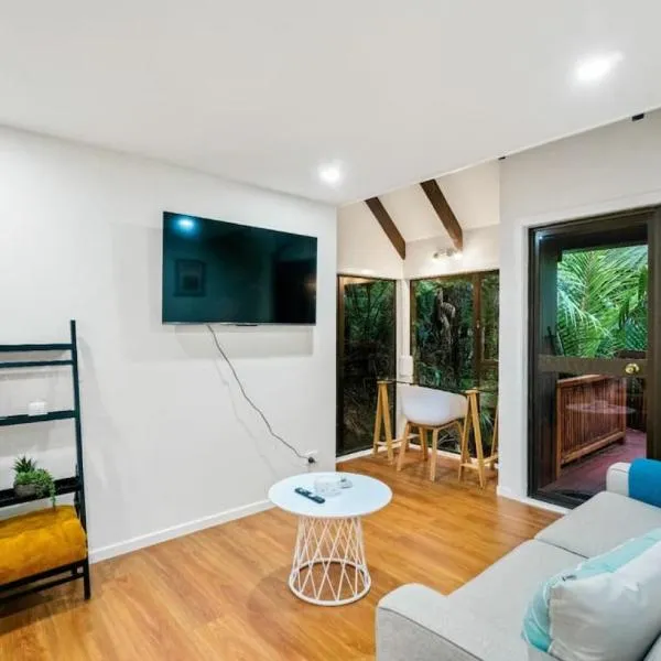 A 1BR slice of Titirangi Heaven - WiFi - Netflix, hotel in Auckland