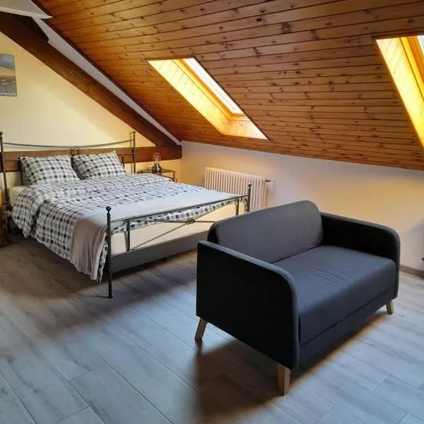 Studio mansardé chez un vigneron au village au 3ème étage sans ascenseur, hotel v destinaci Villeneuve