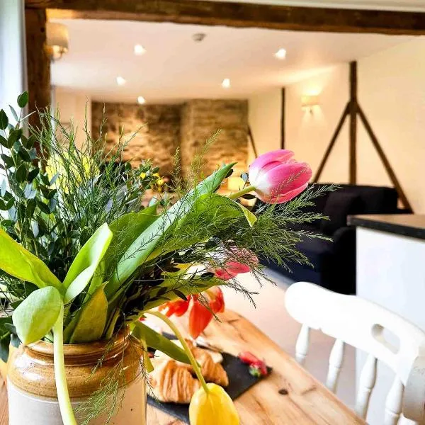 Lake Cottages at Cwm Chwefru, hotel in Llanafan-fawr