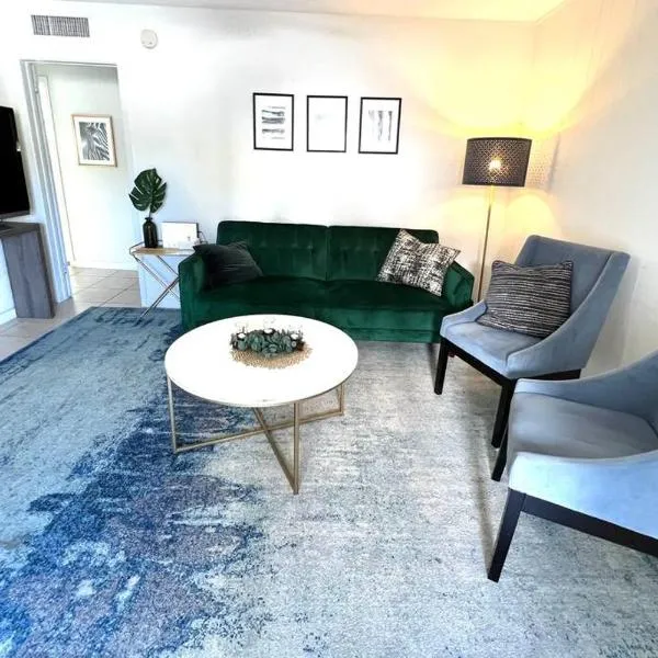 LOCATION! Apartment in Coconut Grove with parking, hotel em Miami