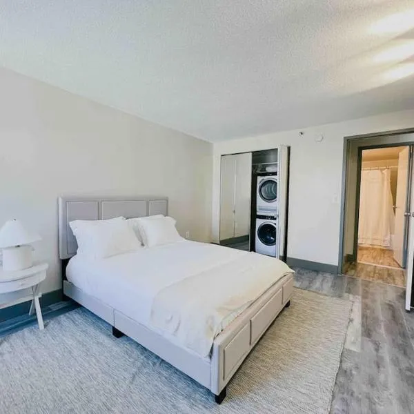 The Hartford Skyline - Stylish Downtown Condo with Wifi Gym, hotel in Hartford