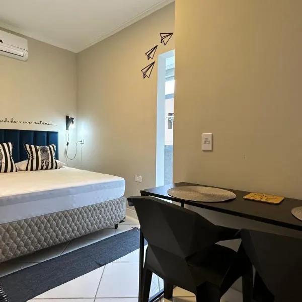 Studio com ar e garagem - Praia das Pitangueiras, hotel in Guarujá