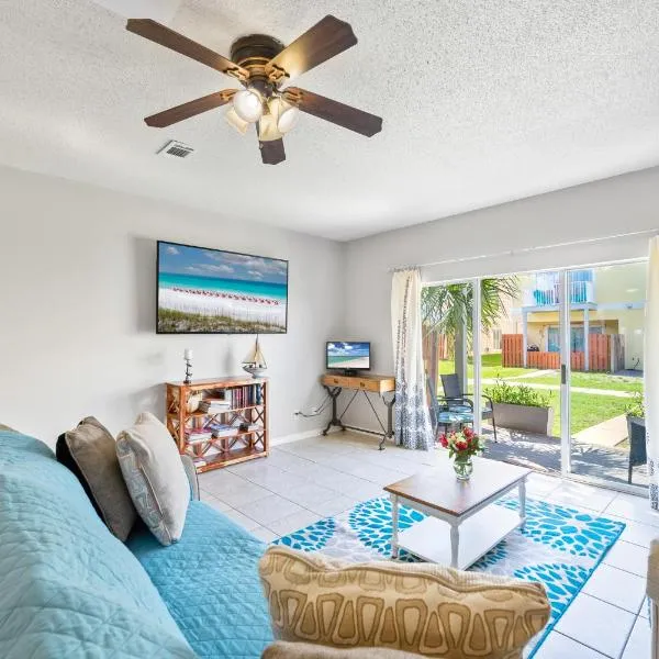 Beach House 5min walk to beach, pool, close to shops and activities, hotel in Destin