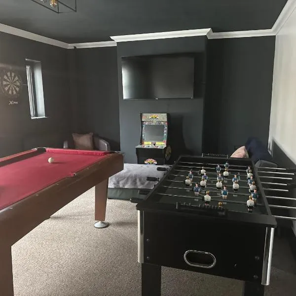 By Lushlets - Apartments Games Room Hot Tub - Great for Hens Stags and Sporting groups、カーディフのホテル