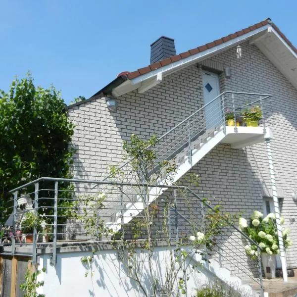 Dachgeschoss Feriewohnung für Zwei، فندق في كولونيا