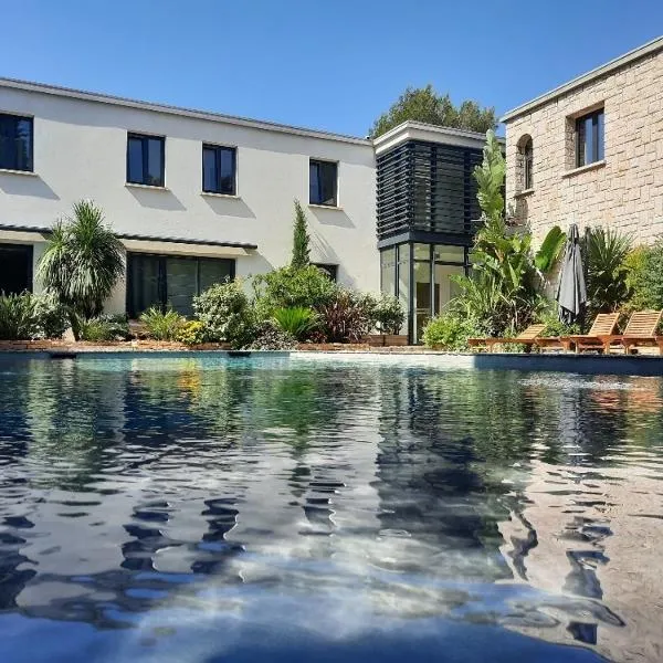 HPC Suites - Cassis Centre - Parking Gratuit & Piscine Chauffée，位于卡西斯的酒店