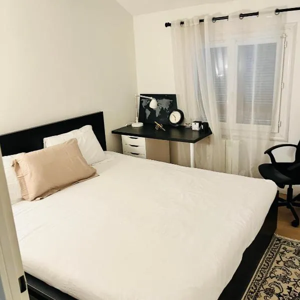 Private rooms in a Tiny home 4 min drive to Airport CDG ,1 private bathroom ideal for families and friends, hotell Roissy en France'is