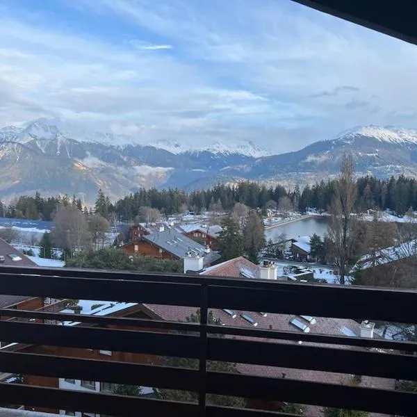 Attic Gem with Unbeatable Lake Moubra View, hotel v destinaci Crans-Montana