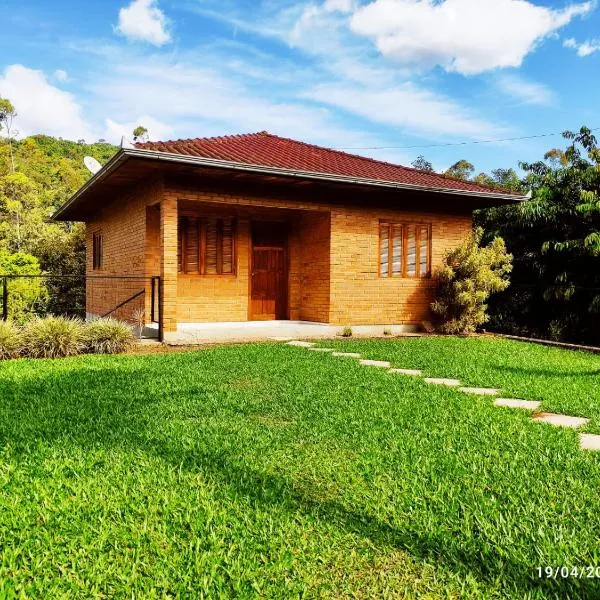 Casa de campo com acesso ao Rio, hotel em Encantado