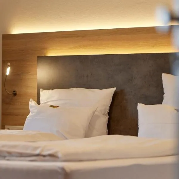 Moselhotel Weinhaus Simon `Sauna`Restaurant`ELadesäule, hotel v destinaci Wintrich