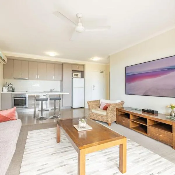 Seasalt Airlie Best location 1bed apt Private SPA Unit 4 - located within "Airlie Central Apartments", ξενοδοχείο σε Airlie Beach