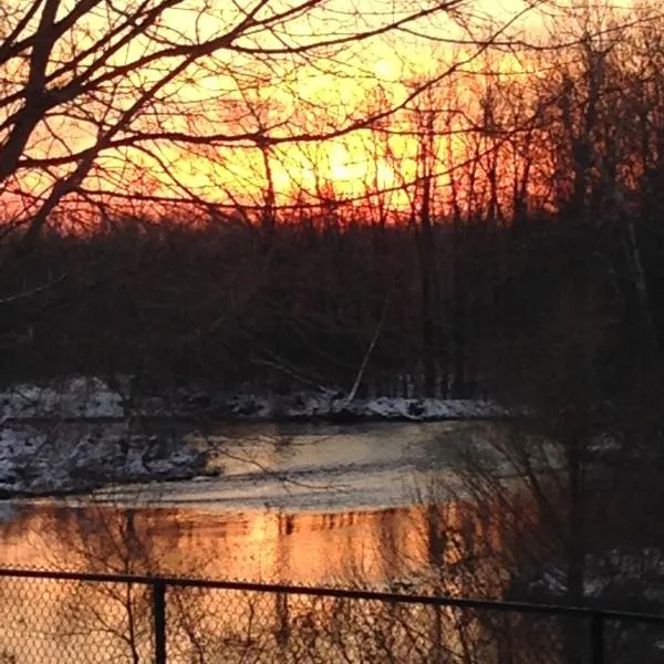 Cozy Luxury on the Thames in Ontario!, hotel en Londres