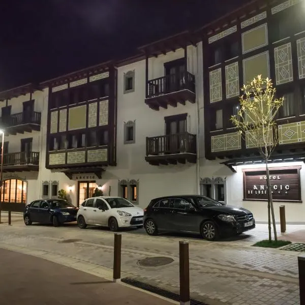 Anesis Hotel、カルペニシのホテル