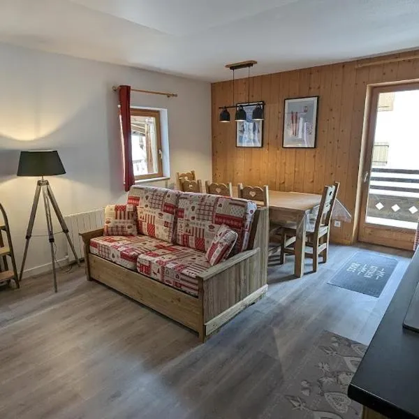 Appartement 6/8 pers à 200 m des pistes - piscine, hotel in Saint-Sorlin-dʼArves