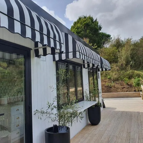 Tiny house with greenhouse dining、ローワー・ハットのホテル