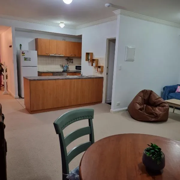 Little Monica Apartment- Spacious, Affordable & Central, hotel in Perth