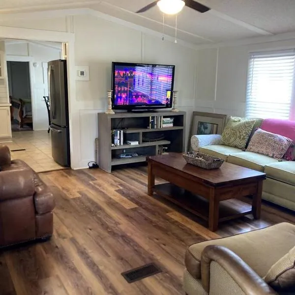 Beaufort SC New Renovation, Close to Parris Island, Historic Downtown, Beautiful Beaches, Sleeps 8, hotel v destinaci Beaufort