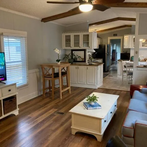 Beaufort SC New Renovation, Close to Parris Island, Historic Downtown, Beautiful Beaches, Sleeps 6, hotel v destinaci Beaufort