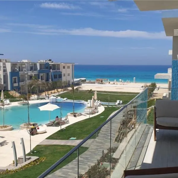 Fouka Bay North Coast 2BRs Modern Style Serviced Apartment with Open Pool & Sea View, ξενοδοχείο σε Marsa Matruh
