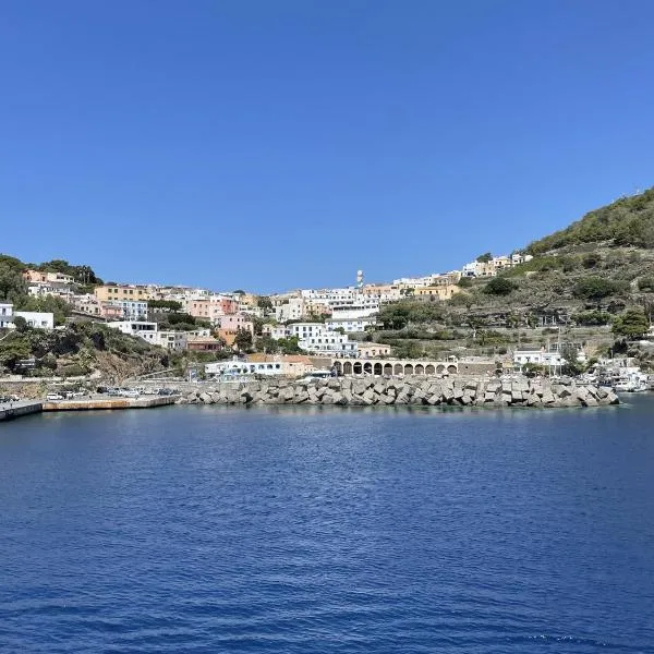 Casa Spaziosa al centro di Ustica, hotell sihtkohas Ustica